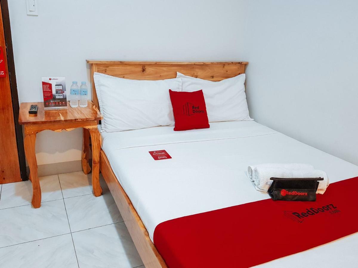 Reddoorz Near Ramiro Community Hospital Hotel Totolan Exterior foto