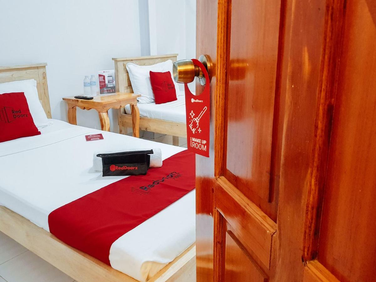 Reddoorz Near Ramiro Community Hospital Hotel Totolan Exterior foto