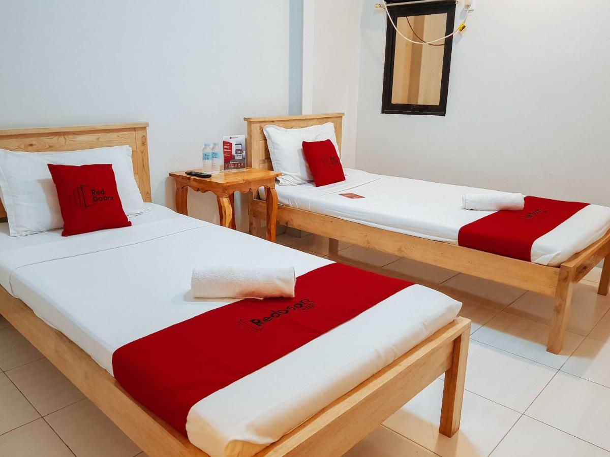 Reddoorz Near Ramiro Community Hospital Hotel Totolan Exterior foto
